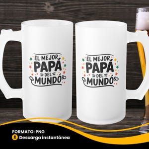 Könnte beinhalten: Zwei weiße Bierkrüge mit Henkel, mit dem Text "EL MEJOR PAPA DEL MUNDO" in Schwarz, mit bunten Sternakzenten. Die Krüge sind mattiert und haben eine klassische Bierkrugform. Ein Glas Bier ist teilweise im Hintergrund zu sehen.