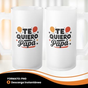 Op de afbeelding: Twee witte, matte bierpullen met de tekst "TE QUIERO Papá" in zwart, rood en oranje. De mokken hebben een handvat en zijn versierd met sterren en ballongraphics. Perfect voor Vaderdag.