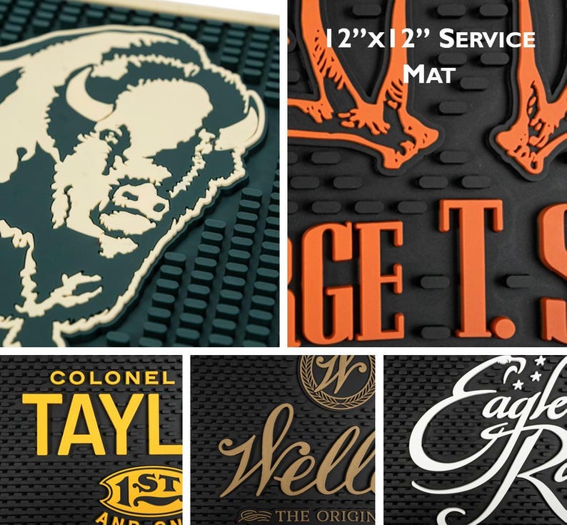 Pu&ograve; includere: Una collezione di tappetini da bar in gomma nera. Un tappetino presenta una testa di bisonte, un altro il testo "12"x12" SERVICE MAT", e altri mostrano nomi di marchi in vari colori. I tappetini misurano circa 30 cm x 30 cm.
