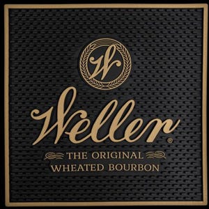Pu&ograve; includere: Tappetino da bar nero con superficie strutturata e bordo dorato. Il tappetino presenta il nome "Weller" in elegante scrittura, un emblema circolare e il testo "THE ORIGINAL WHEATED BOURBON."