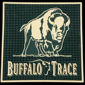 Pu&ograve; includere: Un tappetino da bar verde scuro con una superficie strutturata e un contorno color crema. Il tappetino presenta un'illustrazione color crema di un bisonte e le parole "BUFFALO TRACE" in un font stilizzato.