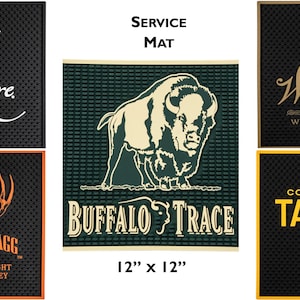 Pu&ograve; includere: Una collezione di tappetini da servizio neri, ciascuno con il logo di un marchio. I tappetini includono "Eagle Rare", "Buffalo Trace", "Weller", "George T. Stagg" e "Colonel E.H. Taylor". Ogni tappetino misura 30,48 cm x 30,48 cm.