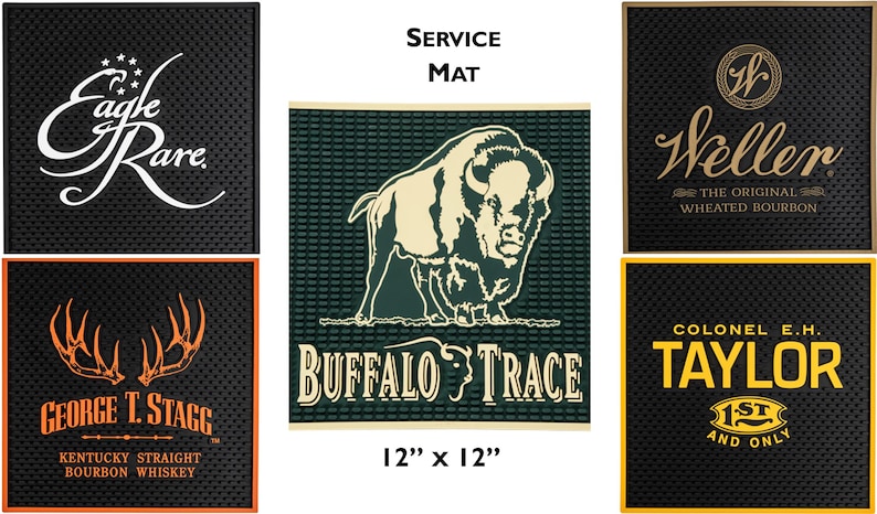 Pu&ograve; includere: Una collezione di tappetini da servizio neri, ciascuno con il logo di un marchio. I tappetini includono "Eagle Rare", "Buffalo Trace", "Weller", "George T. Stagg" e "Colonel E.H. Taylor". Ogni tappetino misura 30,48 cm x 30,48 cm.