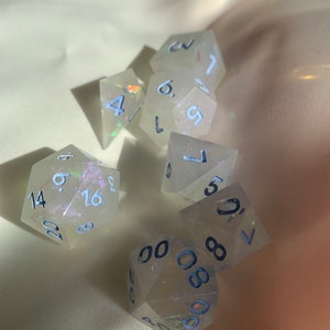 Reina de hielo: dados DND iridiscentes blancos y azules