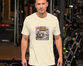 Könnte beinhalten: Ein cremefarbenes Kurzarm-T-Shirt mit einem Grafikdruck, der den Text "BOOGIE TO THE BUFFET" und "DANCE YOUR WAY TO THE BUFFET - NO DANCING? BACK IN LINE!" sowie einen DJ und tanzende Personen an einem Buffet zeigt.