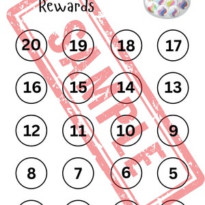 以下が含まれることがあります： 「My Marble Rewards」という文字が上部に印刷された白い紙。ページには「SAMPLE」という赤いスタンプが斜めに押されています。ページは20個の円に分割されており、各円には1から20までの数字が書かれています。ページの右上隅には、小さなビー玉の袋のイラストがあります。