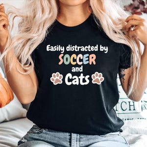 Leicht abgelenkt von Fußball und Katzen
