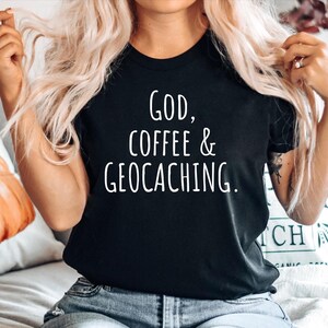 Camiseta divertida de geocaching, camiseta de búsqueda del tesoro, regalo para geocachers, camiseta de geocaching, camiseta de geocacher, Dios, café y geocaching. Regalo para geocachers.
