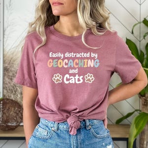 Camiseta de geocacher, camiseta de búsqueda del tesoro, regalo para geocacher, camiseta de geocaching, camiseta de geocaching, fácil de distraer con el geocaching y los gatos