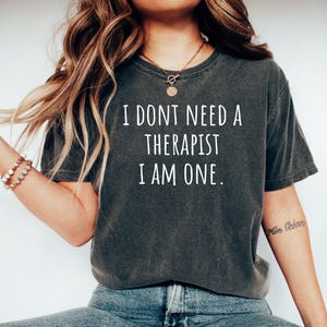 Therapeut cadeau, therapeut T-shirt, cadeau voor therapeut, therapeut top, therapeut T-shirt, therapie cadeau, ik heb geen therapeut nodig. Ik ben er een.