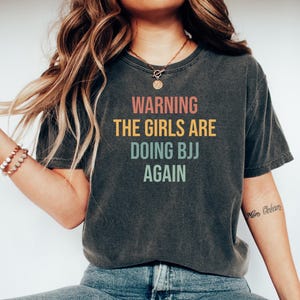 BJJ Martial Arts Tshirt, BJJ Geschenk Top, Jiu Jitsu T-Shirt, Jiu Jitsu Geschenk, Geschenk für Jiu Jitsu Lehrer, Warnung, die Mädchen machen wieder BJJ