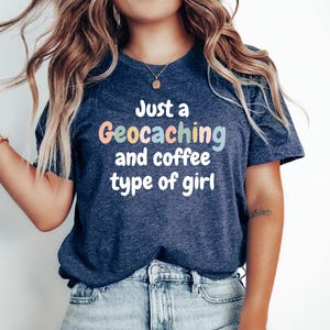 Camiseta de geocacher, camiseta de caching, camiseta divertida de caching, camiseta de búsqueda del tesoro, camiseta de geocaching, solo una chica del tipo geocaching y café