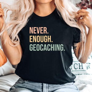 Camiseta divertida de geocaching, camiseta de geocacher, camiseta de geocaching, camiseta de búsqueda del tesoro, regalo para geocacher, nunca es suficiente geocaching, regalo para geocacher