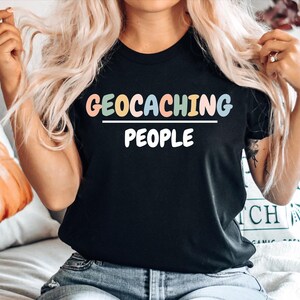 Camiseta divertida de geocaching, camiseta de búsqueda del tesoro, camiseta de geocaching, regalo para geocachers, camiseta de geocacher, geocaching sobre personas, regalo para geocachers