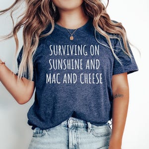 Camiseta Mac and Cheese, Camiseta Mac and Cheese, Camiseta Comfort Food, Presente Engraçado Macarrão com Queijo, Sobrevivendo com Sol e Mac and Cheese