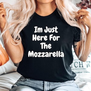 Camiseta de regalo con queso mozzarella, divertida camiseta con mozzarella, camiseta con palitos de mozzarella, camiseta con palitos de mozzarella, estoy aquí solo por la mozzarella