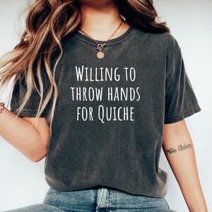 Camiseta para amantes de la quiche, regalo para amantes de la quiche, camiseta divertida para hacer quiche, camiseta para hacer quiche, camiseta para hacer quiche, dispuesto a dar la mano por la quiche
