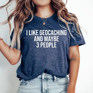 Camiseta de geocaching, regalo para geocachers, camiseta de geocaching, camiseta de búsqueda del tesoro, camiseta divertida de geocaching, me gusta el geocaching y quizás a 3 personas más.