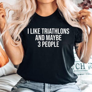 Camiseta de regalo de triatlón, regalo para triatleta, camiseta divertida de triatlón, top de regalo para triatleta, me gustan los triatlones y quizás 3 personas