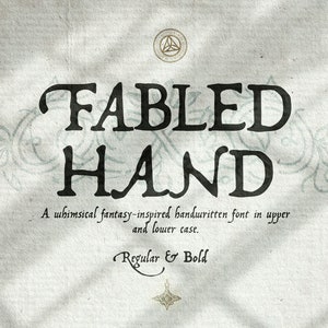 Puede incluir: Diseño de fuente Fabled Hand, una fuente manuscrita inspirada en la fantasía, en mayúsculas y minúsculas. Regular & Bold.