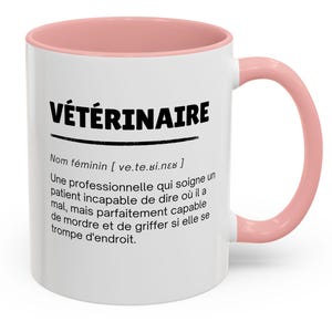 Peut inclure: Un mug en céramique blanche avec un intérieur et une anse rose pâle. Le devant présente le texte noir VÉTÉRINAIRE, suivi d'une définition décrivant une professionnelle qui soigne un patient incapable de dire où il a mal.