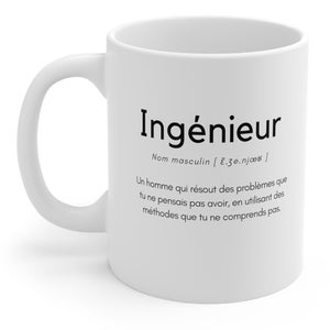 Könnte beinhalten: Weißer Keramikbecher mit schwarzer Aufschrift auf Französisch. Der Text lautet "Ingénieur" (Ingenieur) mit einer Definition darunter. Der Becher hat einen gebogenen Henkel und eine zylindrische Form.