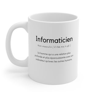Op de afbeelding: Witte keramische mok met een zwart-witte definitie van het woord "Informaticien" in het Frans. De definitie luidt: "Nom masculin [ɛ̃.fɔʁ.ma.ti.sjɛ̃] Un homme qui a une relation plus profonde et plus épanouissante avec son ordinateur qu'avec les autres humains."