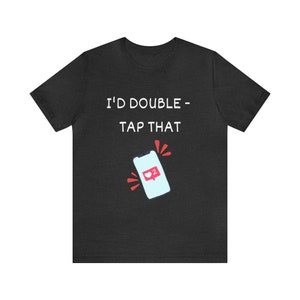 Könnte beinhalten: Schwarzes T-Shirt mit weißem Text, der "Ich würde das doppelt tippen" sagt, und einem Cartoon-Bild eines Smartphones mit einem roten Herz-Symbol und der Zahl 2.