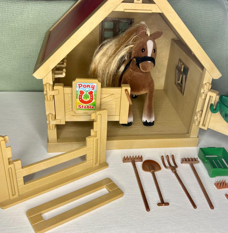 Sylvanian Families Horse and Barn Set Calico Critters Sylvanian