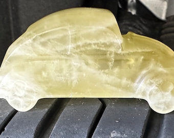 VW Beetle de citrino tallado a mano: escultura de piedra de coche clásico