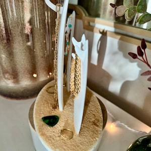 Beach-Themed Surfboard Jewelry Holder 3D Printed Necklace & Bracelet Organizer, Eco-Friendly Coastal Decor, Surfer Gift, Nautical Stand zdjęcie 4