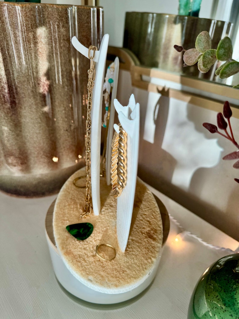 Beach-Themed Surfboard Jewelry Holder 3D Printed Necklace & Bracelet Organizer, Eco-Friendly Coastal Decor, Surfer Gift, Nautical Stand zdjęcie 4