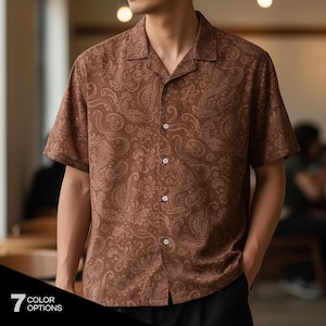 Op de afbeelding: Bruin overhemd met korte mouwen en een paisley patroon. Het overhemd heeft een knoopsluiting en een klassieke kraag. De afbeelding bevat ook de tekst "7 COLOR OPTIONS" in de linker benedenhoek.