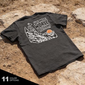 Camiseta unisex de manga corta con bolsillo "He tomado peores decisiones", de algodón teñido en prenda y corte relajado.