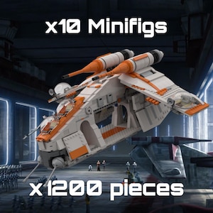 Op de afbeelding: Een wit en oranje model ruimteschip met de tekst "x10 Minifigs" en "x1200 pieces". Het ruimteschip heeft twee grote motoren en een cockpit. Het model staat tegen een donkere achtergrond.
