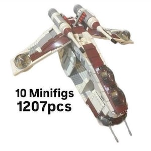 Puede incluir: Maqueta de nave espacial construida con bloques de construcción, con una combinación de colores blanco, granate y gris. El modelo tiene alas y varios motores. El texto "10 Minifigs 1207pcs" es visible.