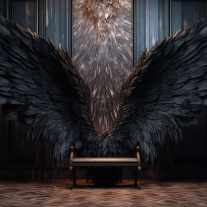 Puede incluir: Un trono oscuro y ornamentado con alas de plumas negras, situado contra una pared oscura con paneles de madera y detalles dorados, iluminado por la luz de las velas.