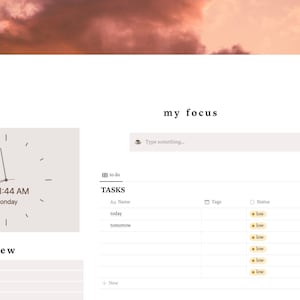 Könnte beinhalten: Eine digitale To-Do-Liste mit einer Uhr, die 11:41:44 Uhr zeigt und das Wort "Montag". Die Liste ist in Abschnitte für "Aufgaben", "Übersicht" und "Mein Fokus" unterteilt. Der Abschnitt "Aufgaben" enthält eine Tabelle mit Spalten für "Als Name", "Tags", "Status" und "Erledigt". Der Abschnitt "Übersicht" enthält eine Liste von Elementen, darunter "Arbeit", "Universität", "Persönlich" und "Reisen". Der Abschnitt "Mein Fokus" enthält ein Textfeld zum Eingeben eines Fokusbereichs.