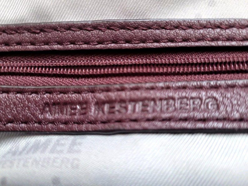 Borsa a tracolla Aimee Kestenberg in pelle di pitone con stampa animalier in rilievo, chiusura superiore con cerniera, finiture placcate in oro immagine 16