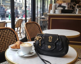 Borsa da polso vintage Y2K Juicy Couture in pelle con chiusura a chiave, hardware placcato oro, chiusura superiore con cerniera, patta decorata, portafoglio per carte di credito