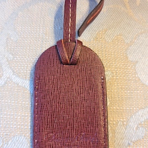 Dooney und Burke Hang Gepäckanhänger in tiefem Burgund Weinrot Dunkelrot Leder Finish mit Lederschnur Tag Länge 3,5 ''