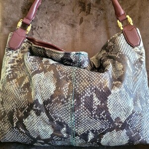 Borsa a tracolla Aimee Kestenberg in pelle di pitone con stampa animalier in rilievo, chiusura superiore con cerniera, finiture placcate in oro immagine 4