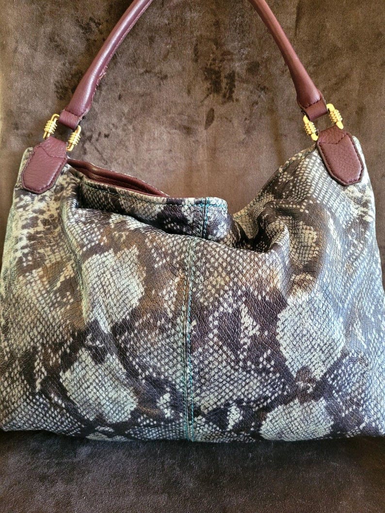 Borsa a tracolla Aimee Kestenberg in pelle di pitone con stampa animalier in rilievo, chiusura superiore con cerniera, finiture placcate in oro immagine 4