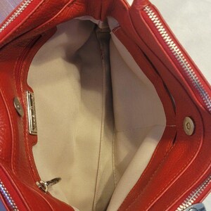 Valentina Rot Pebbled Leder Umhängetasche Clutch Silber Hardware Top Zip Made in Italy Neu Zustand Bild 11