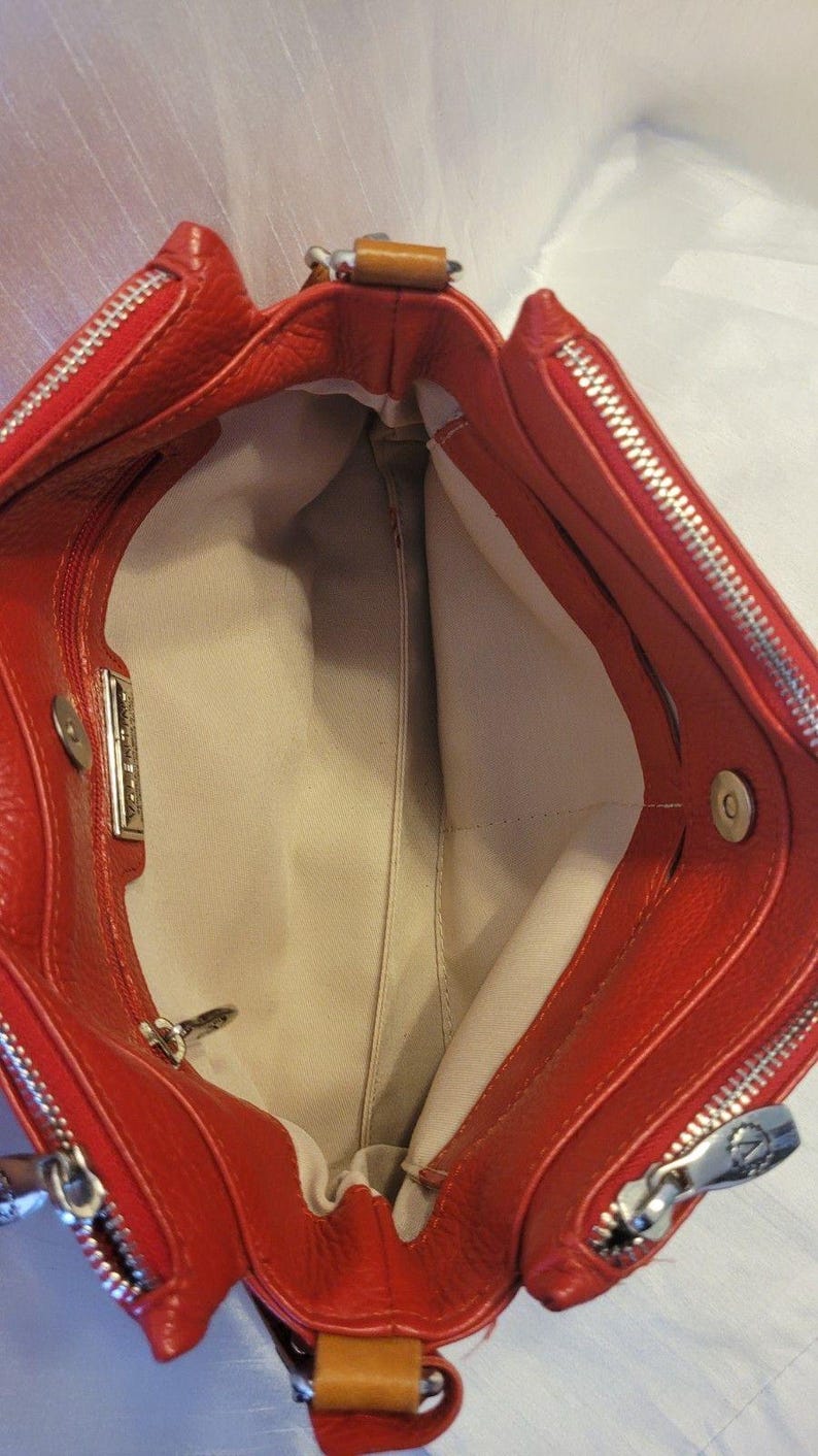 Valentina Rot Pebbled Leder Umhängetasche Clutch Silber Hardware Top Zip Made in Italy Neu Zustand Bild 11