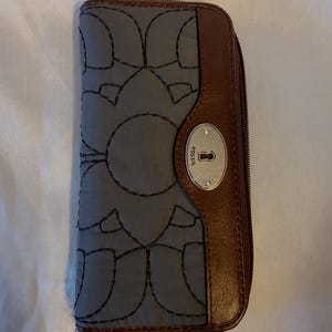 Cartera Fossil con cierre de cremallera, diseño floral, de cuero genuino, con bordado floral, color gris carbón, talla L, 8 pulgadas de largo.