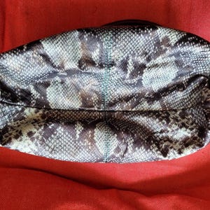 Borsa a tracolla Aimee Kestenberg in pelle di pitone con stampa animalier in rilievo, chiusura superiore con cerniera, finiture placcate in oro immagine 12
