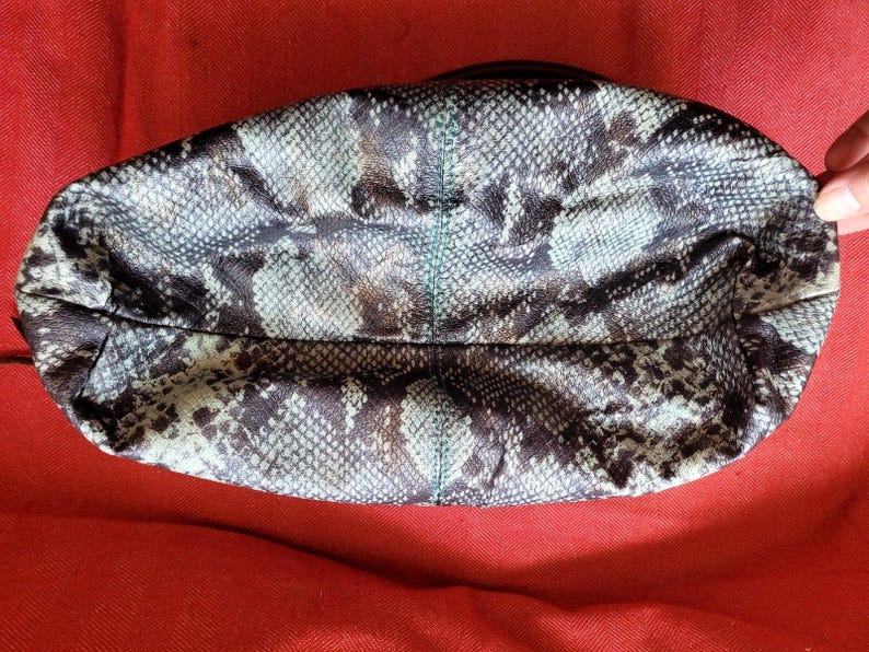 Borsa a tracolla Aimee Kestenberg in pelle di pitone con stampa animalier in rilievo, chiusura superiore con cerniera, finiture placcate in oro immagine 12