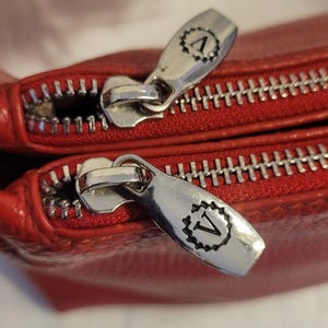 Valentina Rot Pebbled Leder Umhängetasche Clutch Silber Hardware Top Zip Made in Italy Neu Zustand Bild 10
