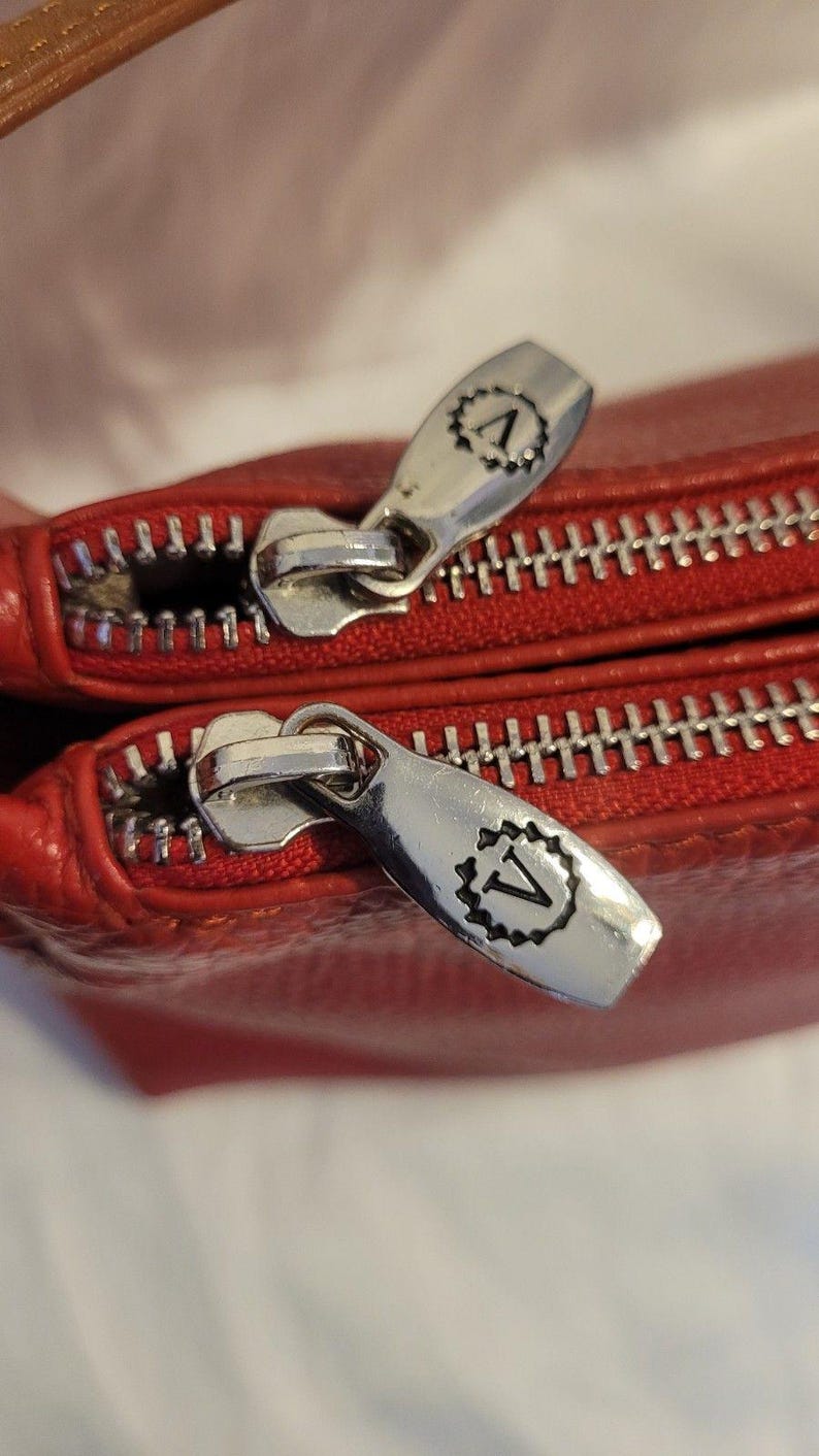 Valentina Rot Pebbled Leder Umhängetasche Clutch Silber Hardware Top Zip Made in Italy Neu Zustand Bild 10